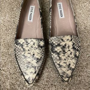 Almost new Steve Madden snake flats.